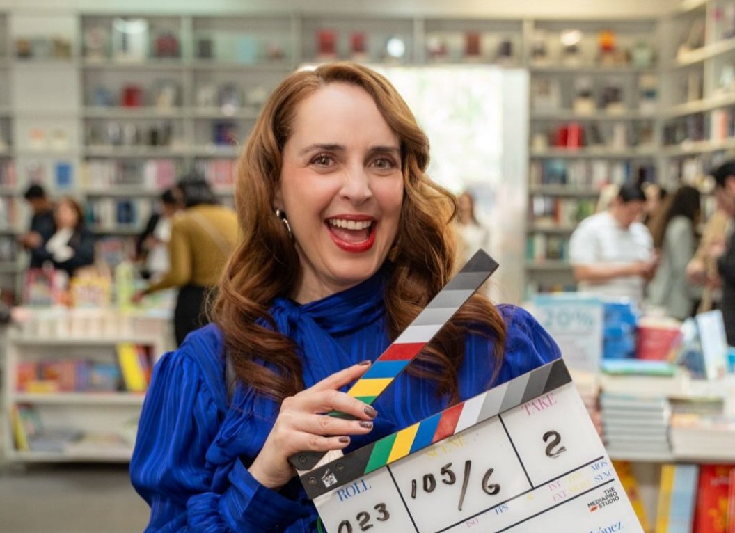 Irán Castillo se convirtió en uno de los rostros juveniles más populares gracias a telenovelas como "Agujetas de color de rosa", "Soñadoras" y "Clase 406". En aquella época destacaba por su imagen rebelde. Hoy en día tiene 49 años y se ha enfocado en proyectos más maduros en televisión, teatro y cine, que combina con su etapa como mamá de dos niños.