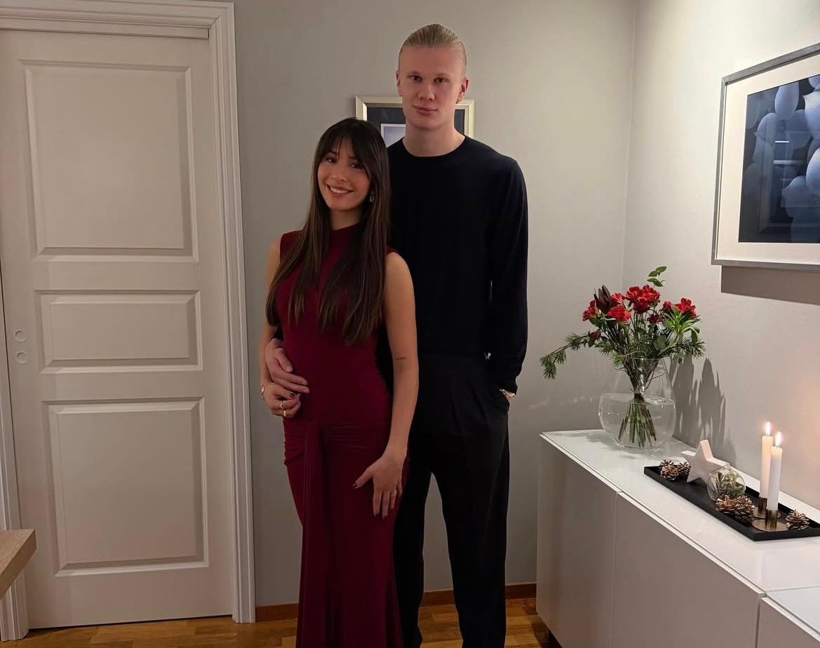 Una de las personas que más ha llamado la atención es su pareja, Isabel Haugseng Johansen, quien mantiene una relación con el futbolista desde hace varios años y se ha convertido en un apoyo incondicional.