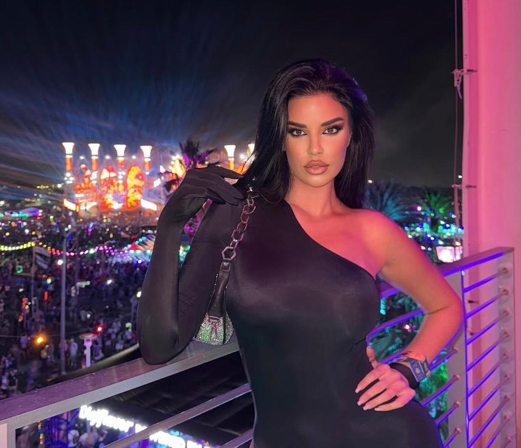 A finales de 2024, la modelo sorprendió al iniciar una nueva etapa profesional como DJ de música electrónica, utilizando también el nombre artístico “Knolldoll”.