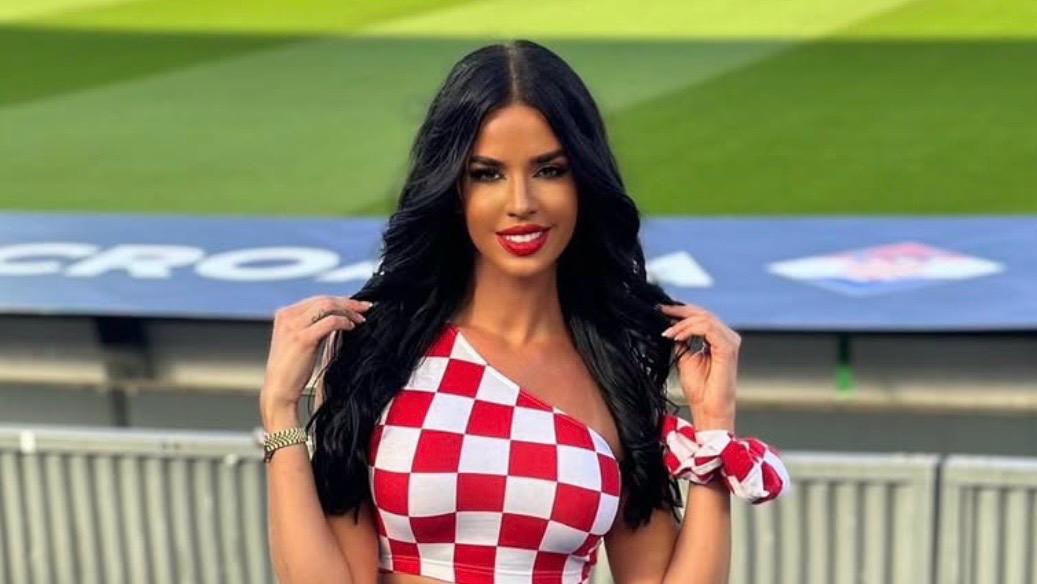 Durante el Mundial generó controversia porque sus atuendos desafiaban las estrictas normas de vestimenta de Qatar, situación que provocó debates sobre las diferencias culturales y la libertad de expresión en eventos internacionales.