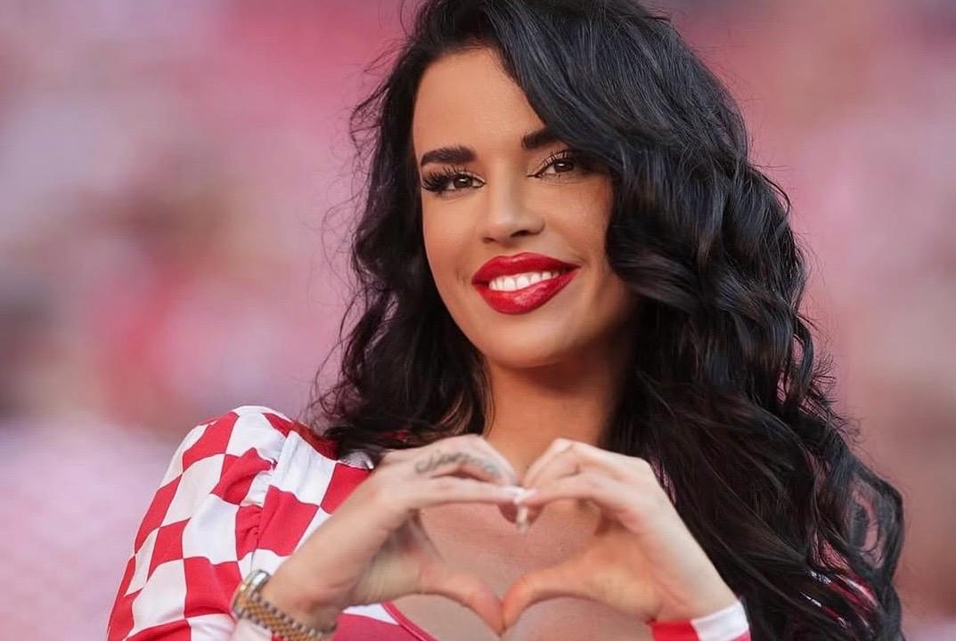 También llegó a ser llamada “Miss Croacia”, aunque en realidad Ivana Knöll nunca participó oficialmente en dicho concurso de belleza.