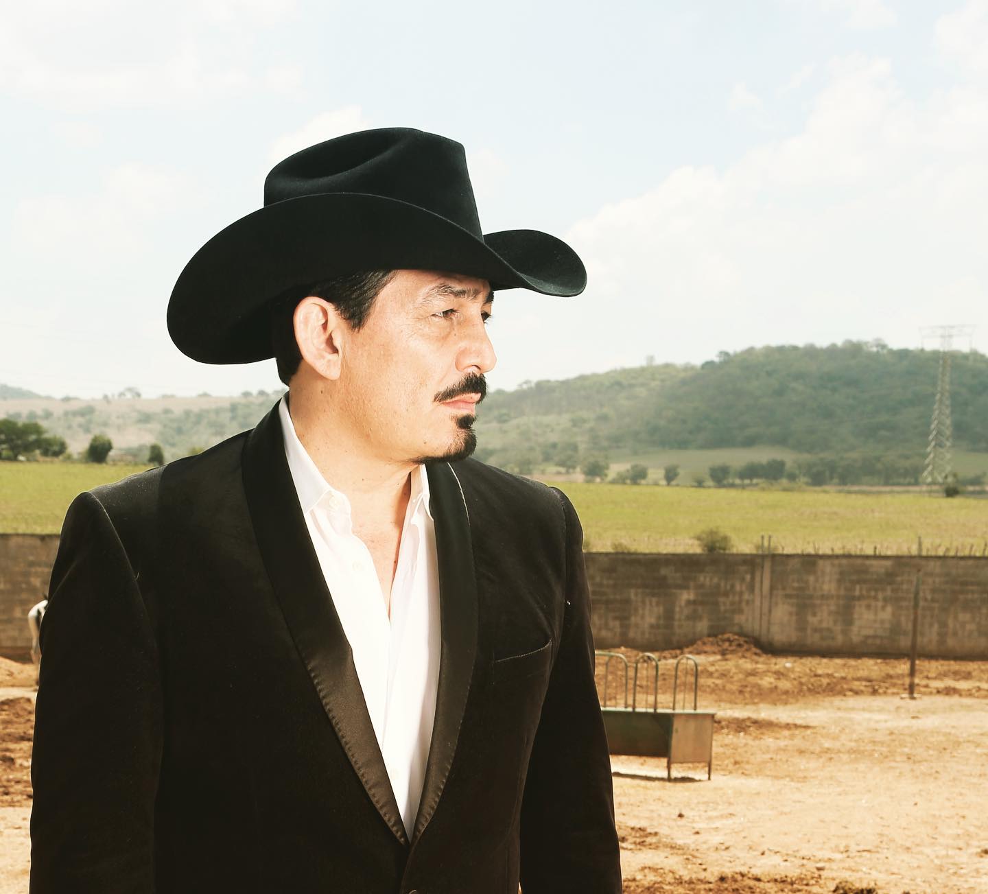 En 2002, Ninel Conde comenzó un romance con el cantante José Manuel Figueroa, hijo del fallecido Joan Sebastian. Su noviazgo se prolongó durante aproximadamente cuatro años y fue seguido muy de cerca por la prensa del espectáculo.