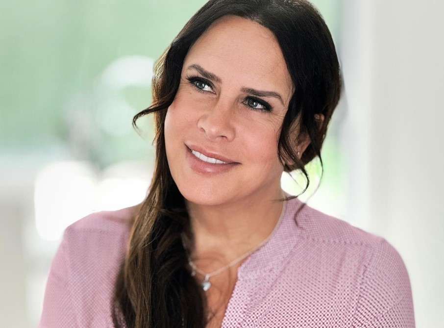 Karla Sofía Gascón vivía el mejor momento de su carrera tras protagonizar "Emilia Pérez", película que la llevó a recibir importantes reconocimientos internacionales y una nominación al Óscar. Sin embargo, la reaparición de antiguas publicaciones en redes sociales con comentarios ofensivos hacia minorías desató una fuerte polémica. La controversia afectó tanto su imagen como la campaña de promoción de la película durante la temporada de premios.