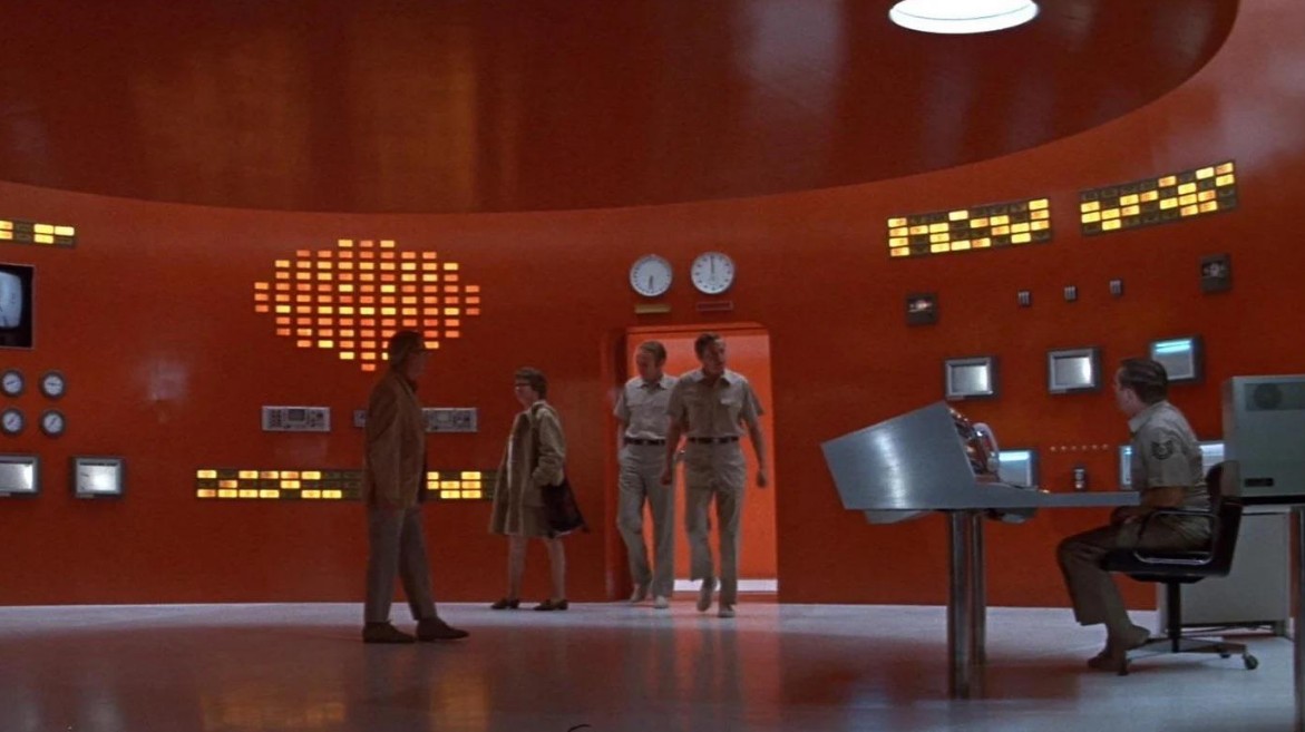 Basada en la novela de Michael Crichton, esta película sigue a un grupo de científicos que intenta contener un microorganismo extraterrestre capaz de exterminar a la humanidad. A diferencia de otras películas del género, apuesta por un enfoque más científico y realista. Su tensión silenciosa y el miedo a una amenaza invisible la volvieron un referente del cine de ciencia ficción apocalíptica.