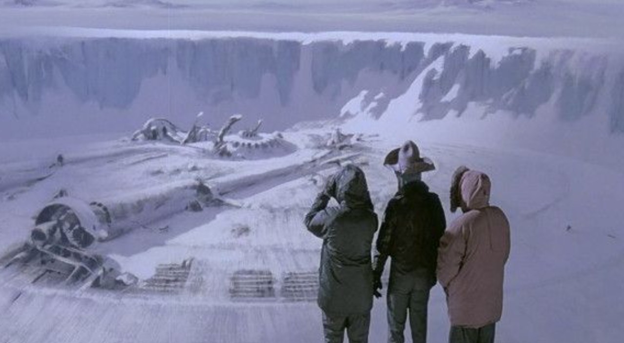 Dirigida por John Carpenter, fue un fracaso entre la crítica y en taquilla cuando llegó a los cines. Sus efectos especiales y tono pesimista fueron muy cuestionados en aquella época. Sin embargo, con los años se convirtió en una película de culto y hoy es considerada una de las mejores cintas de ciencia ficción y terror, especialmente por sus revolucionarios efectos prácticos.