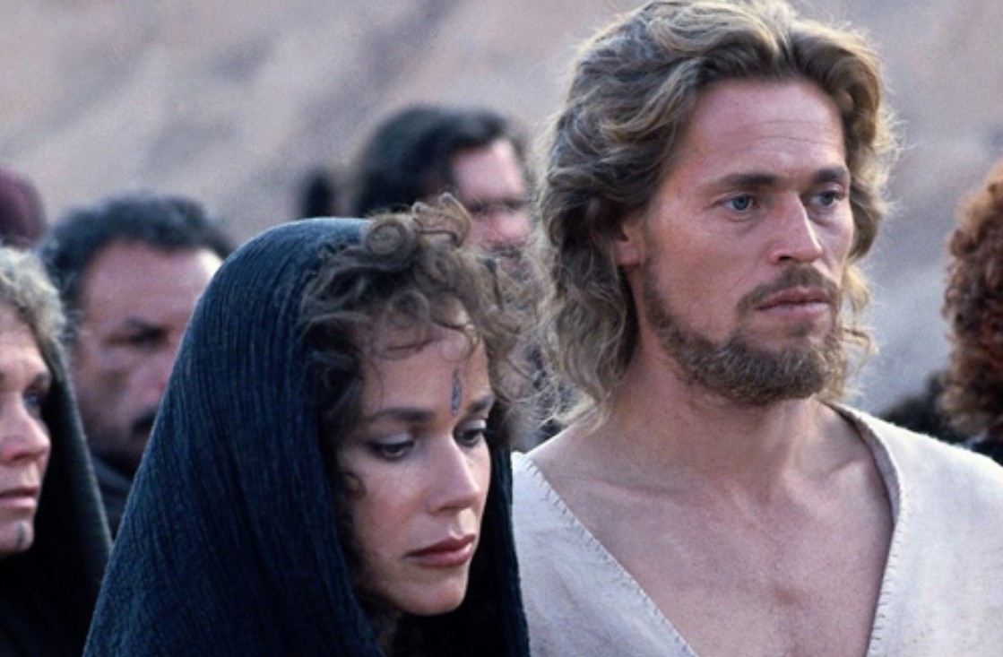 Dirigida por Martin Scorsese, esta película fue duramente criticada por presentar una versión más humana de Jesucristo. En México enfrentó intentos de censura y protestas de grupos religiosos que exigían prohibirla, lo que ocasionó que su estreno se retrasara varios años. Fue hasta 2004 cuando llegó a las pantallas mexicanas.
