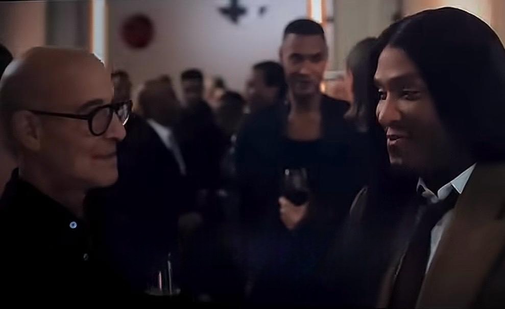 El reconocido stylist tiene una escena junto al personaje de Stanley Tucci en una fiesta exclusiva, donde intercambian comentarios sobre imagen, branding y estilo.