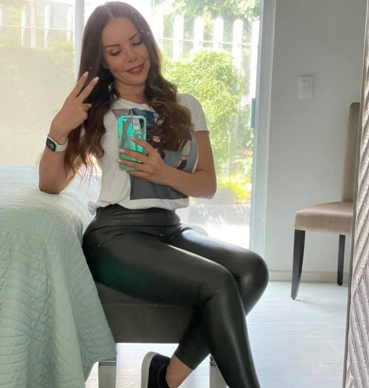 Su relación con el exfutbolista estuvo marcada por escándalos e inestabilidad hasta que se separaron. La modelo ha declarado que ella se convirtió en padre y madre para su hija.