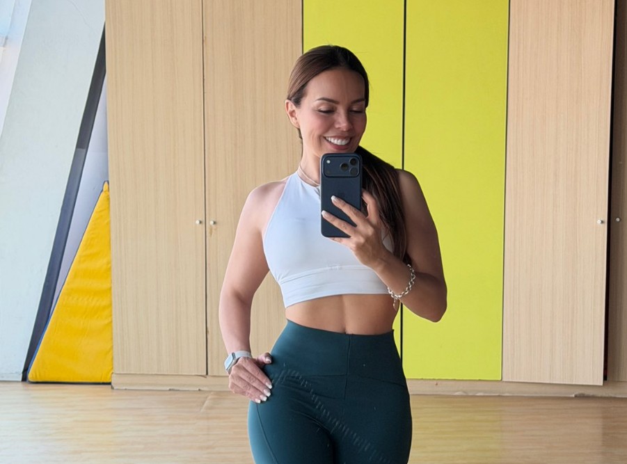 También probó suerte como cantante, formando parte de grupos de banda como "Las Bandidas" y "Las Mexicanas".