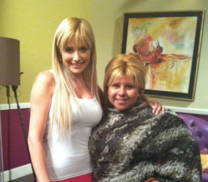 Lisette Morelos nació el 21 de mayo de 1978 en San Luis Potosí y desde joven mostró interés por la actuación, iniciando su carrera en televisión a mediados de los años noventa.