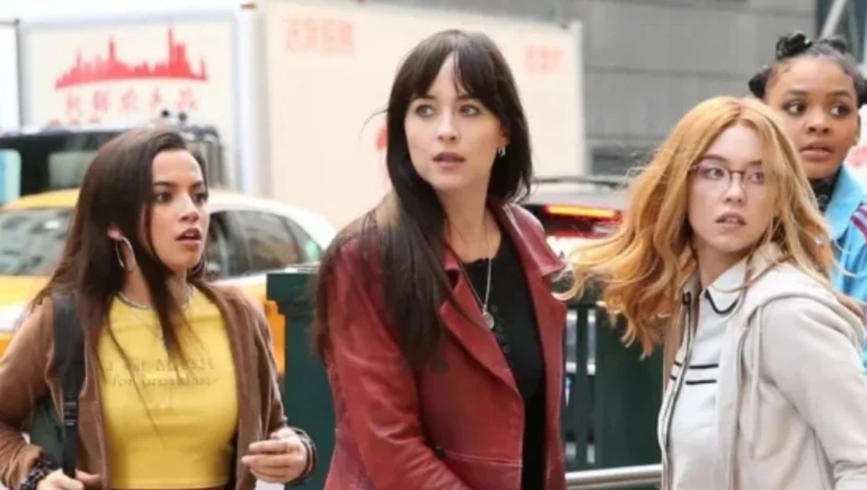 La película del universo de Spider-Man tuvo un presupuesto aproximado de 80 millones de dólares y apenas logró recaudar cerca de 100 millones a nivel mundial. Aunque no era la más costosa del género, su desempeño fue muy por debajo de lo esperado para una cinta de superhéroes. Las críticas señalaron un guion débil, personajes poco desarrollados y una narrativa confusa, lo que afectó el interés del público desde su estreno. Además, la falta de conexión con otras películas del universo de Spider-Man le restó atractivo.