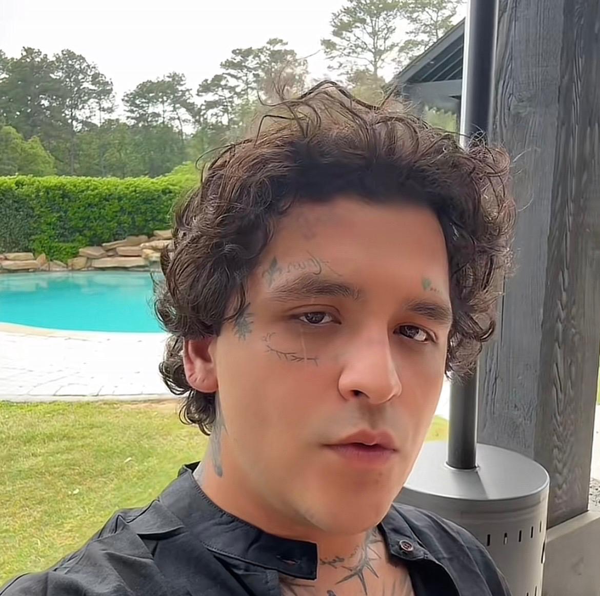 Christian Nodal se consolidó como uno de los máximos exponentes del regional mexicano, pero su vida sentimental ha generado constantes polémicas. Las acusaciones de infidelidad, sus mediáticas relaciones y las críticas por la rapidez con la que inició nuevos romances provocaron un fuerte desgaste en su imagen pública.