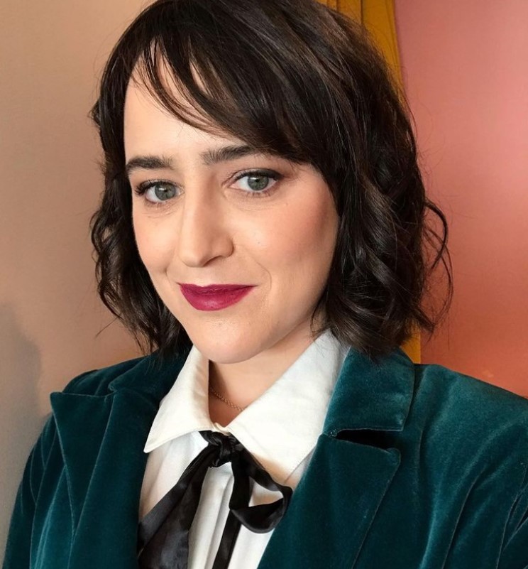 Famosa por protagonizar "Matilda" (1996) y "Papá por siempre" (1993), fue una de las actrices infantiles más queridas de los 90. Sin embargo, decidió retirarse por la presión que existía alrededor de su imagen cuando comenzó a crecer. Hoy es escritora y dramaturga; ha publicado varios libros donde reflexiona sobre su experiencia en la industria.