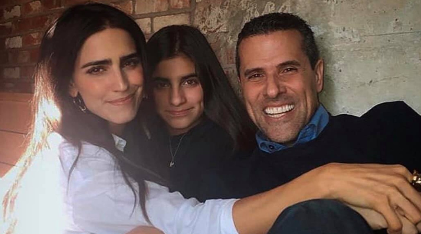 La actriz y el presentador mexicano son primos. Bárbara ha revelado que Marco Antonio ha sido una figura importante en su vida personal, incluso al presentarle a su esposo, Fernando Schoenwald. Además, ambos comparten interés por el bienestar, la salud y el crecimiento personal, lo que ha reforzado su cercanía.