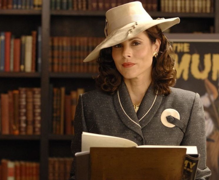 Rachel Weisz interpretó a Evelyn Carnahan en las dos primeras películas de "La momia", donde su personaje se convirtió en uno de los favoritos del público gracias a su mezcla de inteligencia, humor y valentía. Sin embargo, para la tercera entrega de la franquicia, "La momia: La tumba del emperador Dragón" (2008), la actriz decidió no regresar al proyecto y el personaje fue interpretado por Maria Bello.