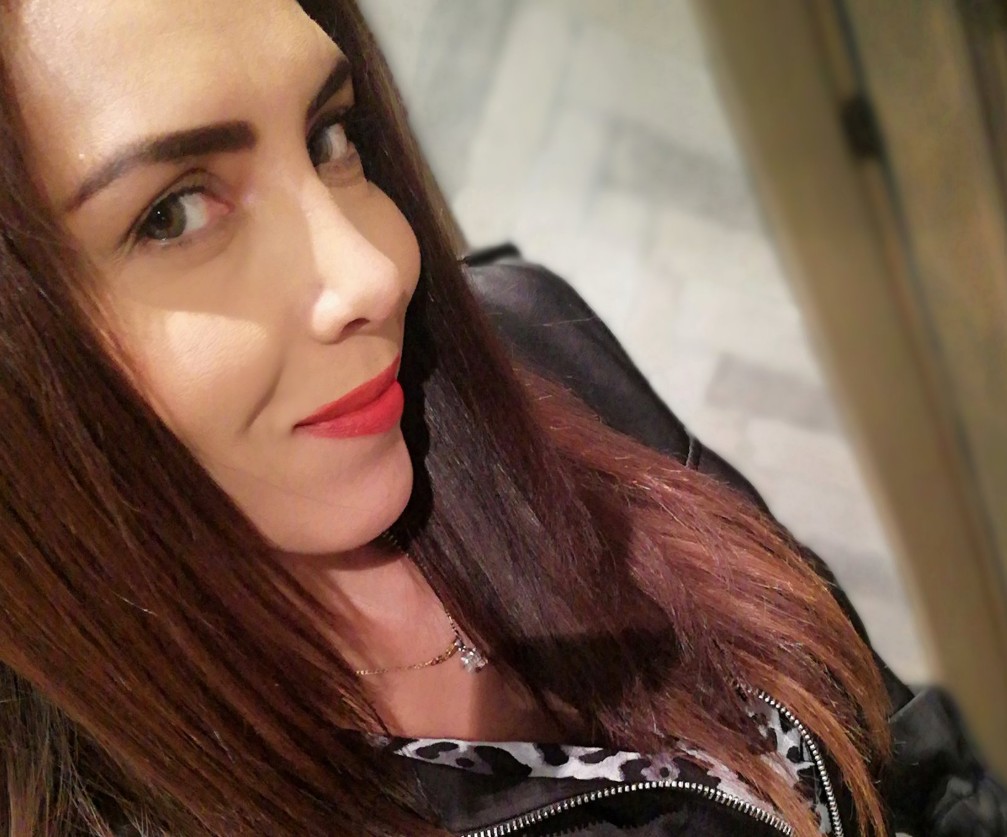 Durante su estancia en España, conoció a un asesor financiero originario de Cataluña con quien se casó en 2022.