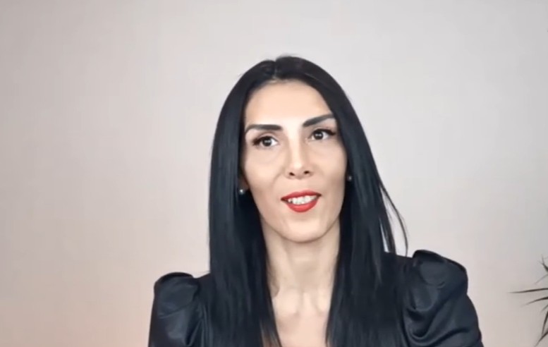 Aunque actualmente se encuentra alejada de las redes sociales, ocasionalmente concede entrevistas a medios mexicanos para hablar de su nueva etapa en España.