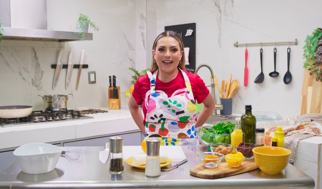 La cocina destaca por su amplitud y funcionalidad, además de ser uno de los espacios donde suele preparar recetas para sus seguidores.
