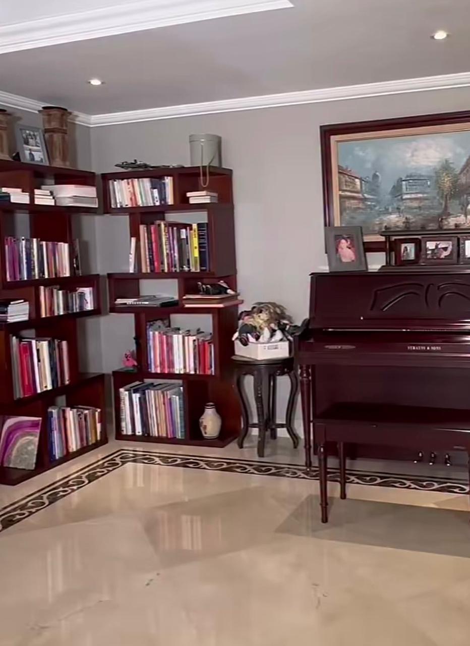 Las paredes de la residencia están decoradas con cuadros y obras de arte que forman parte de la personalidad del hogar.