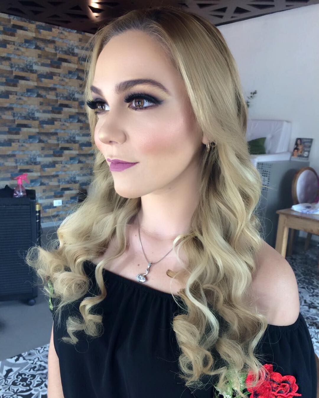 María José Salazar Padilla Lastra nació el 4 de octubre de 1991 en Villahermosa, Tabasco. Inició su carrera en el mundo del entretenimiento participando en concursos como "Canto a mi planeta", donde comenzó a destacar por su talento.