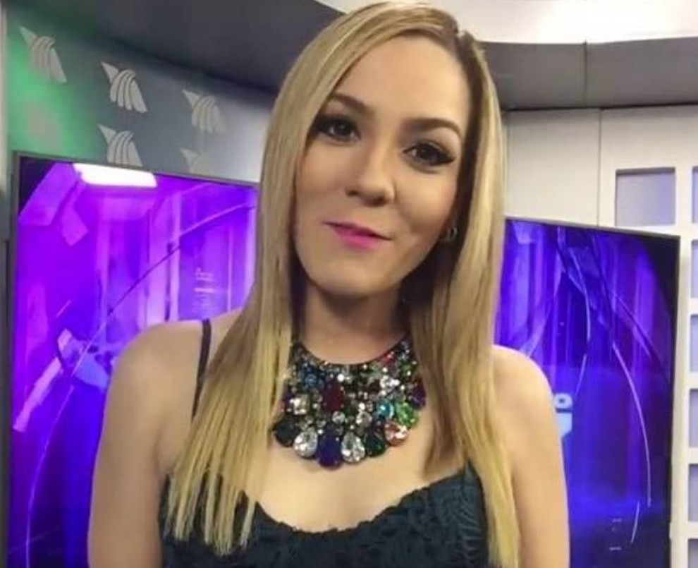 También tuvo experiencia como conductora en televisión local con el programa "El Mundo de los Sueños", lo que le permitió desenvolverse frente a las cámaras.