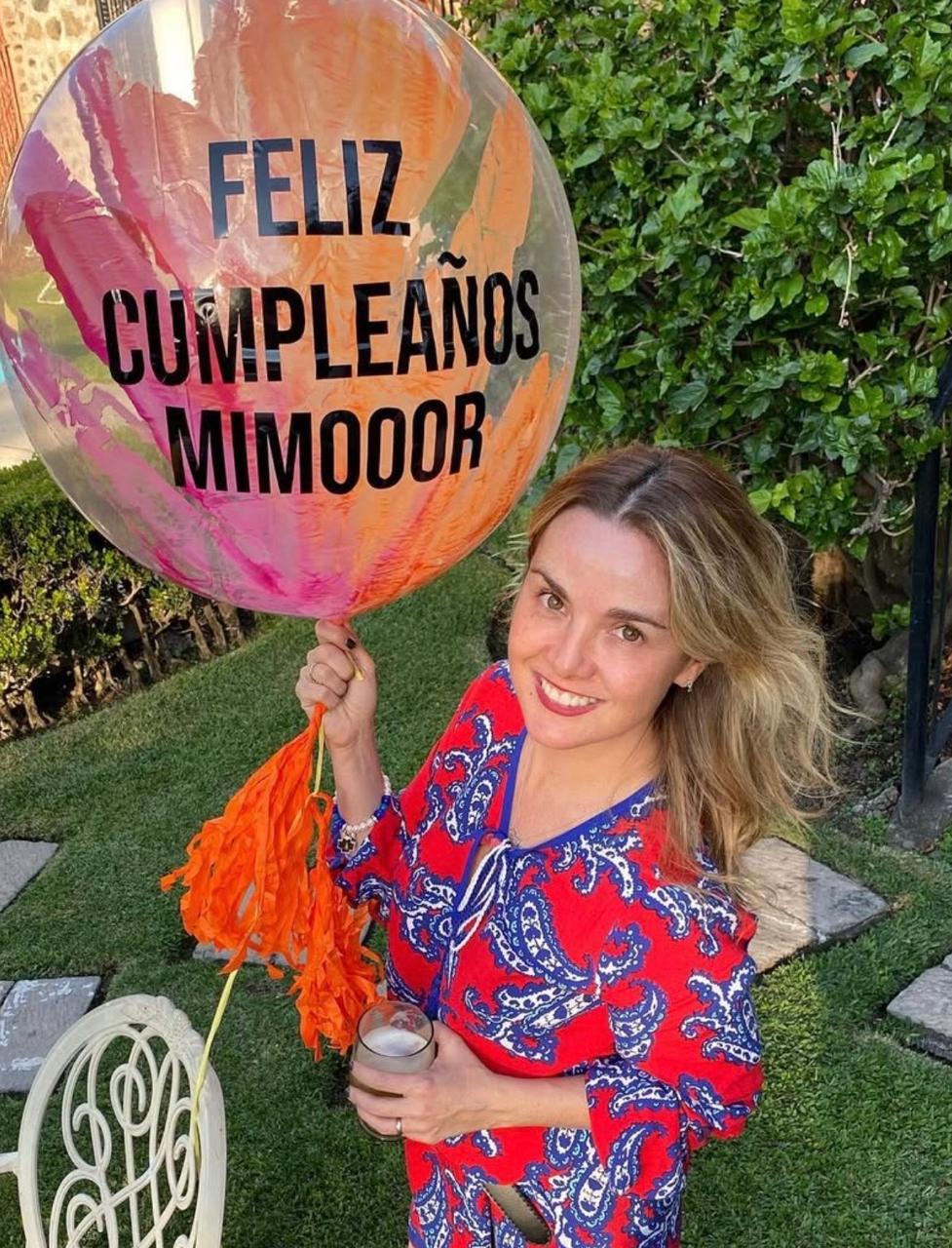 La actriz ha compartido que decidió dejar la actuación cuando quedó embarazada de su hijo, Santiago, quien también se ha desarrollado profesionalmente dentro de los medios de comunicación.