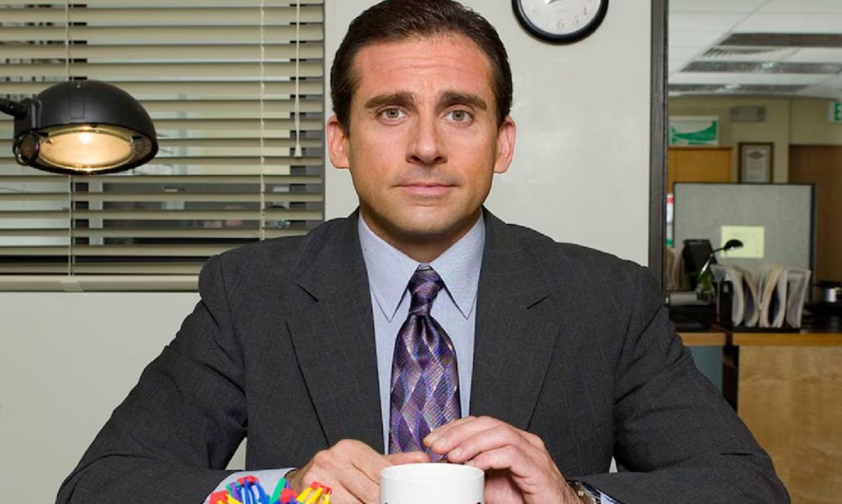 El jefe de Dunder Mifflin es recordado por su humor incómodo y políticamente incorrecto. Aunque muchas de sus acciones eran parte de la comedia, hoy varios de sus comentarios sobre género, raza o apariencia física serían considerados ofensivos. Aun así, sus buenas intenciones detrás de sus actitudes lo siguen haciendo entrañable para muchos fans.