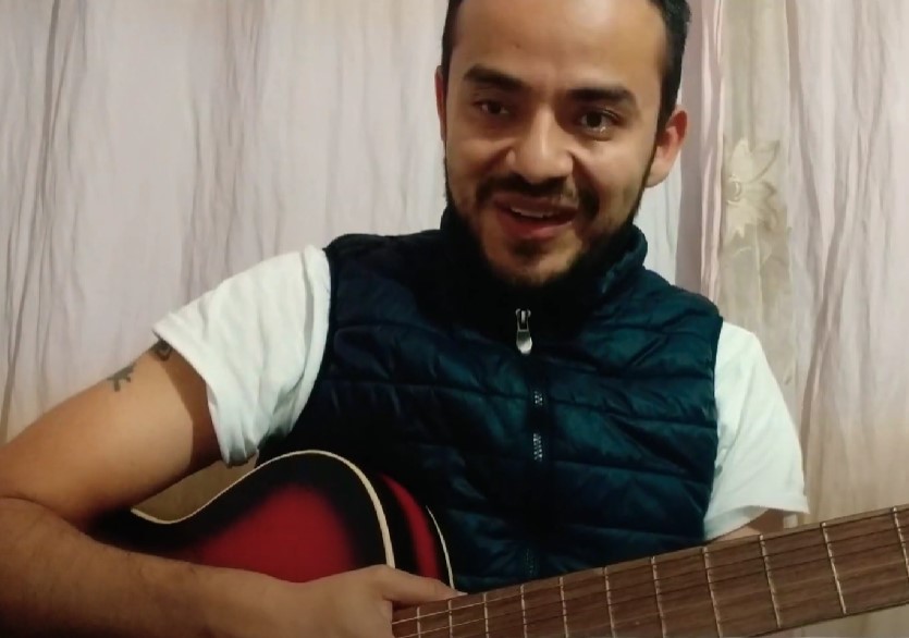 Ante la falta de ingresos estables en la música, tuvo que buscar otras formas de sustento y durante una etapa de su vida se dedicó a la venta de celulares usados.