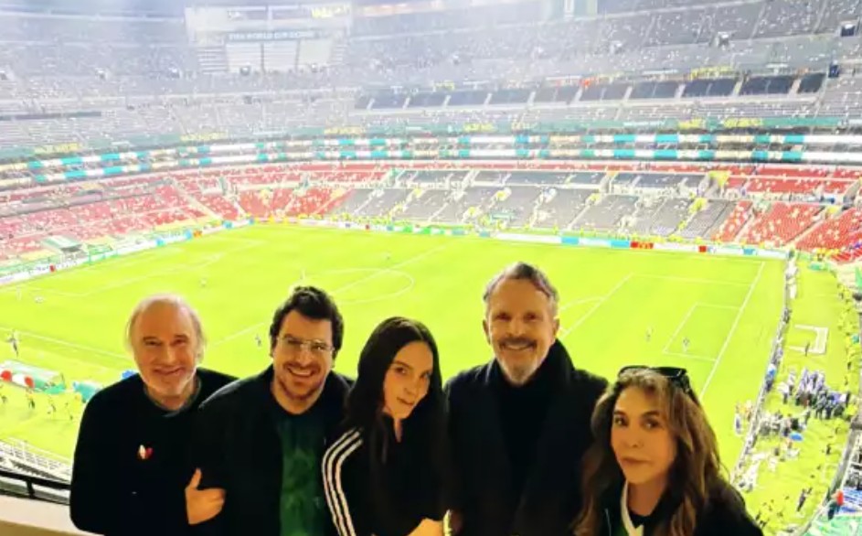 El cantante español mantiene una estrecha relación con México desde hace muchos años, país donde vive desde hace varios años con sus hijos. Durante el partido entre México y Ecuador asistió al estadio para apoyar al Tricolor e incluso pronosticó una victoria por 3-1. Su presencia fue una de las más comentadas entre las celebridades que acudieron al encuentro.