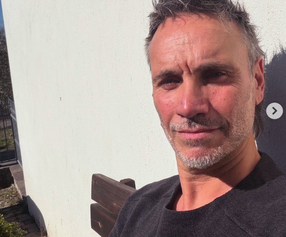 El cantante italiano Nek logró un enorme impacto en América Latina con esta balada pop sobre un amor imposible. La canción se convirtió en uno de los himnos románticos más populares de la década y todavía sigue sonando en estaciones de radio dedicadas a clásicos. Aunque en Italia mantuvo una carrera estable, en el mercado latino nunca volvió a alcanzar el mismo nivel de popularidad. Actualmente continúa lanzando música y realizando giras en Europa.