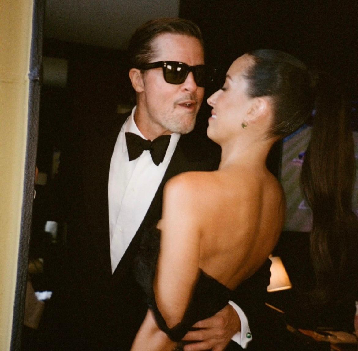 Brad Pitt e Inés de Ramón fueron vinculados sentimentalmente por primera vez a finales de 2022, después de asistir juntos a un concierto de Bono en Los Ángeles.