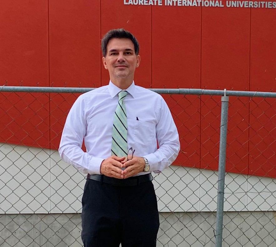 Fue en 2002 cuando decidió incursionar en el mundo del entretenimiento tras ser seleccionado para participar en la primera edición de "Big Brother México".