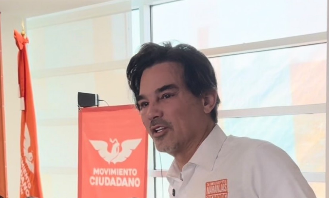 Se mantiene activo por medio de Facebook e Instagram, donde cuenta con más de 300 mil seguidores, aunque únicamente comparte contenido relacionado con su labor política.