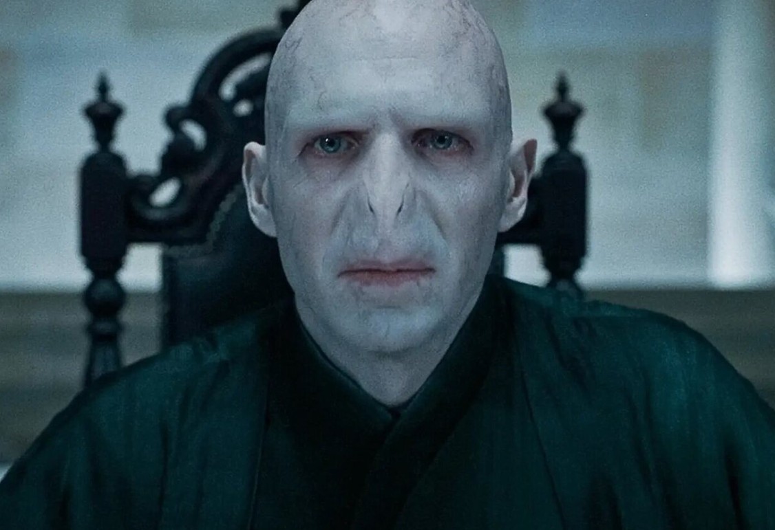 En "Harry Potter y la piedra filosofal", Richard Bremmer interpretó brevemente a Lord Voldemort en algunas escenas donde el personaje aparece de forma limitada. No obstante, cuando el villano comenzó a tener un papel más importante en las películas posteriores, el actor elegido para interpretarlo fue Ralph Fiennes. Su actuación se convirtió rápidamente en una de las más icónicas de la saga, dando vida al temido antagonista.