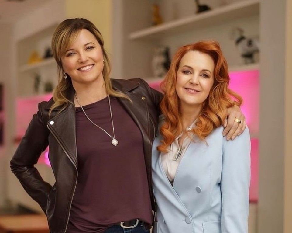 En su vida personal estuvo casada con Steve Muir entre 2000 y 2005, con quien tuvo a su hijo Miles, y posteriormente contrajo matrimonio con el actor Jed Sura, con quien tuvo a su hija Iris.