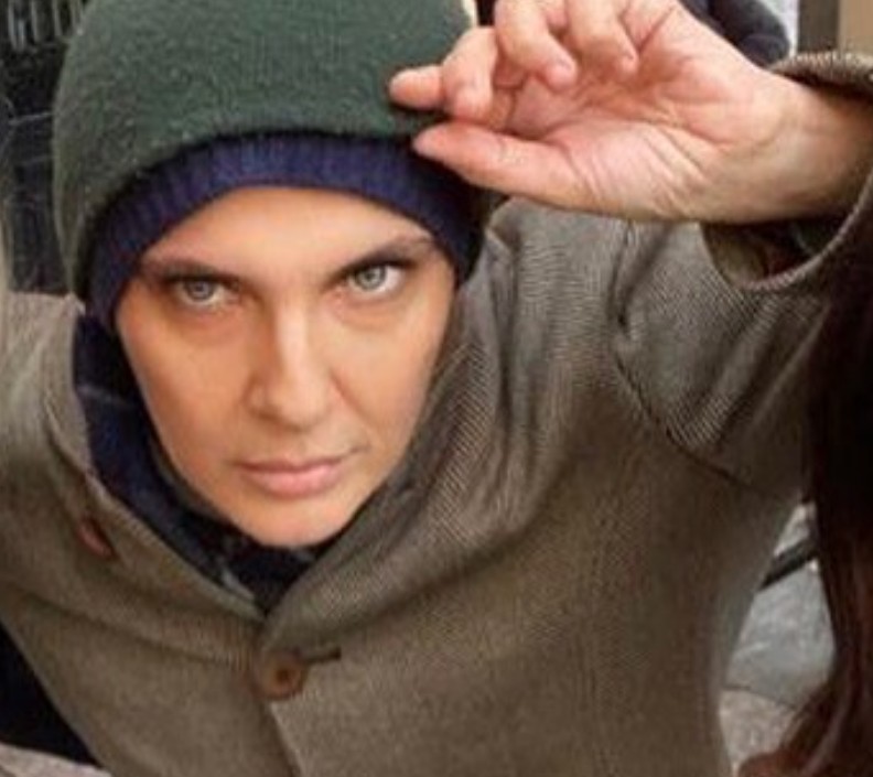 Rosalinda Celentano sorprendió al público con su inquietante interpretación de Satanás, un personaje andrógino y perturbador que se convirtió en uno de los más recordados de la cinta. Su actuación aportó una atmósfera oscura y simbólica a la historia.