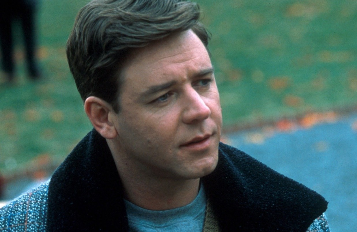 Russell Crowe era uno de los grandes candidatos para ganar el Oscar como mejor actor por su trabajo en "A Beautiful Mind". El actor ya había ganado la estatuilla el año anterior por "Gladiator" y su interpretación del matemático John Nash fue ampliamente elogiada. No obstante, durante esa temporada Crowe protagonizó varias polémicas, entre ellas un incidente en los premios BAFTA, donde reaccionó con enojo tras un recorte en su discurso. Finalmente, el Oscar fue para Denzel Washington por "Training Day".