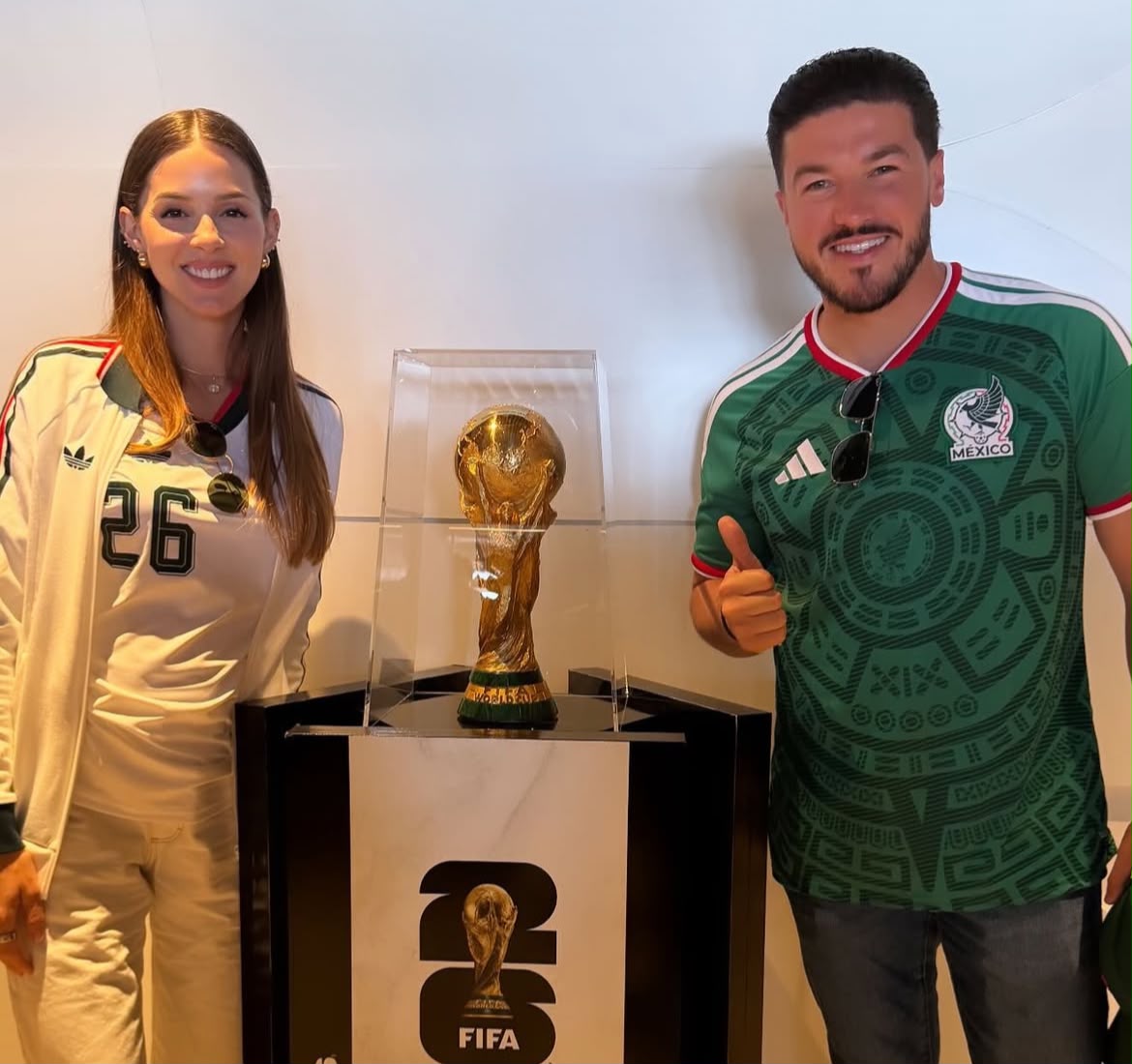 El gobernador de Nuevo León y su esposa, Mariana Rodríguez, viajaron a la Ciudad de México desde el pasado 10 de junio para acudir a la cena de gala que organizó la FIFA en el Castillo de Chapultepec, donde estuvo presente la presidenta Claudia Sheinbaum. Posteriormente, estuvieron compartiendo fotos desde el Estadio Banorte.