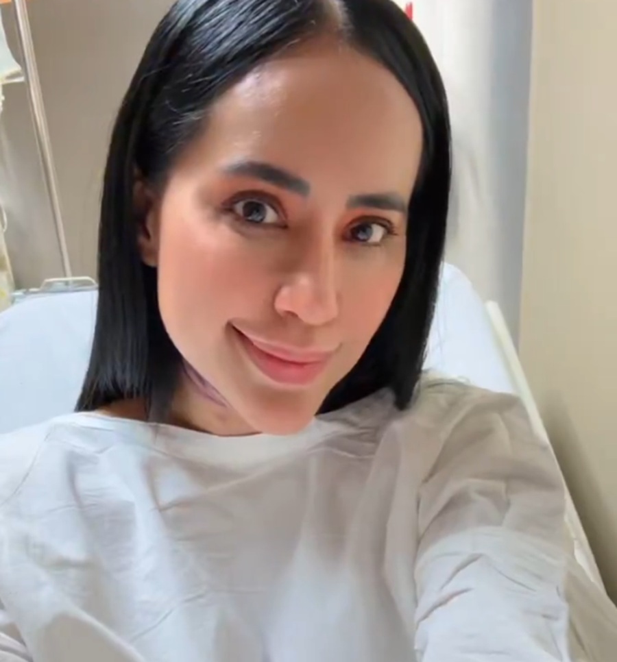 Recientemente, se sometió a múltiples intervenciones, entre ellas una rinoplastia, una liposucción y un aumento de busto.