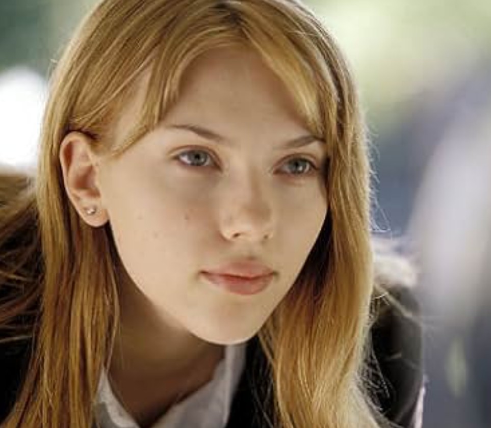 Alcanzó fama internacional en 2003 con las películas "Lost in Translation" y "Girl with a Pearl Earring", que marcaron su transición a papeles adultos.