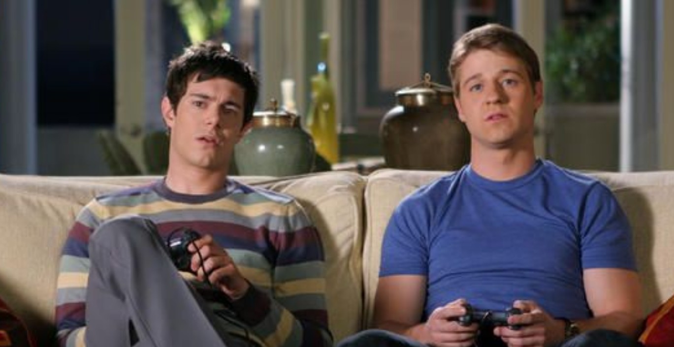 Ryan Atwood era el protagonista principal, pero Seth Cohen terminó robándose la serie gracias al carisma de Adam Brody. Su humor sarcástico, referencias geek y personalidad conectaron enormemente con el público adolescente de los 2000. Seth se convirtió en uno de los personajes más icónicos de la televisión juvenil y ayudó a popularizar el estereotipo del “nerd cool”.