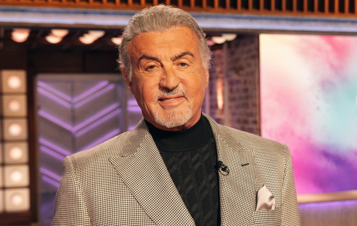 Sylvester Stallone es el actor con más nominaciones en la historia de los Razzie. A lo largo de su carrera ha sido criticado por varias películas, comenzando con "Rhinestone" (1984), donde interpretó a un taxista que intenta convertirse en cantante de música country. Incluso recibió el Razzie a Peor actor del siglo. Sin embargo, el actor también ha tenido grandes éxitos con sagas como "Rocky" y "Rambo", y fue nominado al Oscar por su actuación en "Creed".