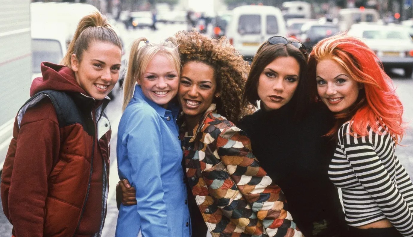 Spice Girls fue una popular banda británica de música pop que alcanzó fama mundial y vendió más de 100 millones de discos. Fue en 1996 cuando debutaron con el sencillo ‘Wannabe’ y desde entonces acumularon varios éxitos.