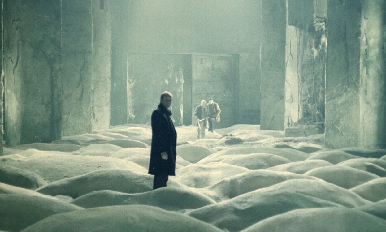 Dirigida por Andréi Tarkovski, la película sigue a un guía que conduce a dos hombres a una misteriosa zona donde supuestamente se cumplen los deseos más profundos. Aunque no fue un éxito comercial en su momento, es considerada una obra maestra del cine de autor. Su enfoque filosófico, su ritmo contemplativo y su reflexión sobre la fe, la esperanza y el deseo humano la posicionan como una de las propuestas más profundas del género de ciencia ficción.