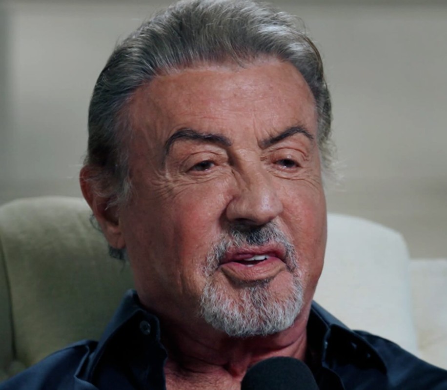 Stallone solamente ha reconocido que se ha sometido a 14 cirugías mayores como consecuencia de las lesiones que sufrió durante su carrera, entre ellas nueve operaciones de espalda, dos de hombro y tres fusiones cervicales.