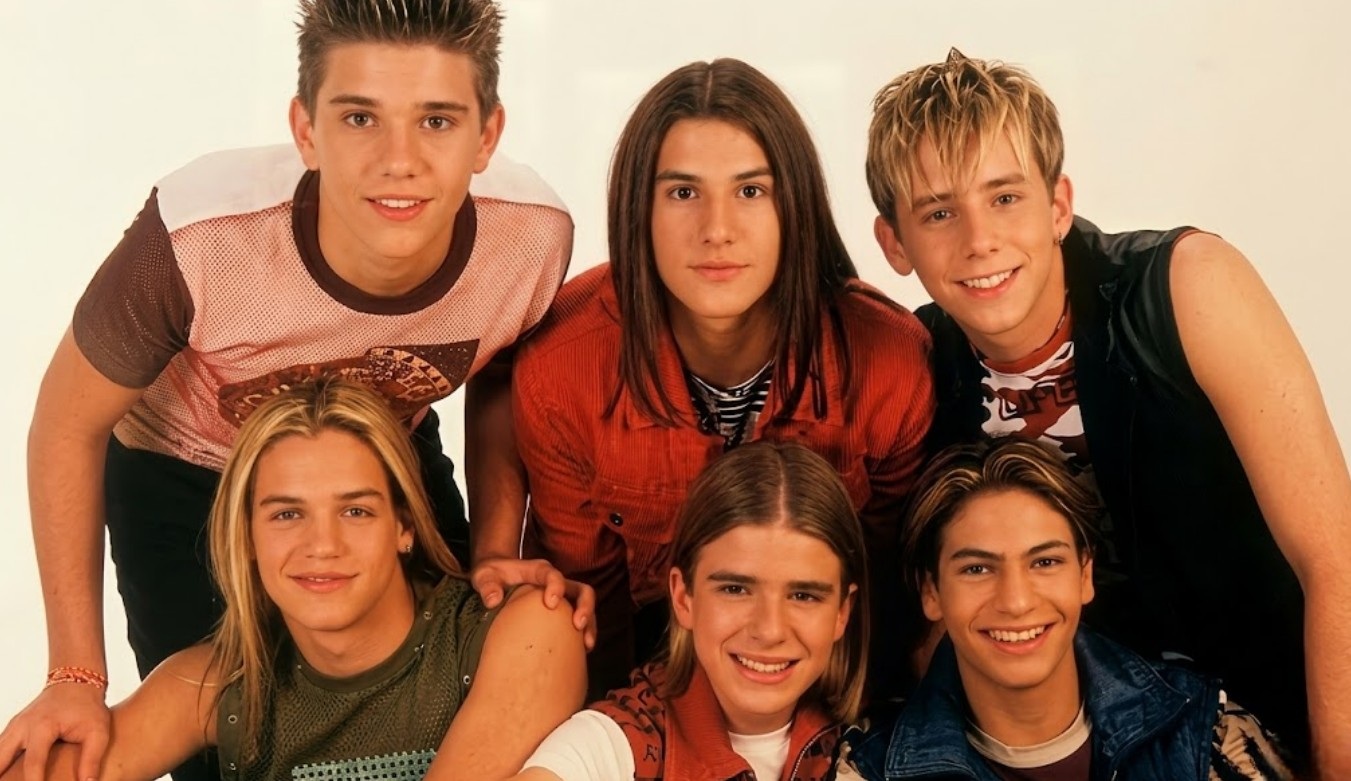 "UFF" fue una popular boy band latina que alcanzó la fama a finales de los años noventa y principios de los 2000, conquistando a miles de fans en América Latina con temas como "Brujería" y "Ya lo ves". El grupo, integrado por jóvenes talentosos, destacó por su estilo fresco, coreografías y presencia en televisión. A pesar de su éxito, la banda se separó pocos años después, dejando a sus seguidores con la incógnita sobre el futuro de sus integrantes. A más de dos décadas de su auge, ¿qué fue de ellos?