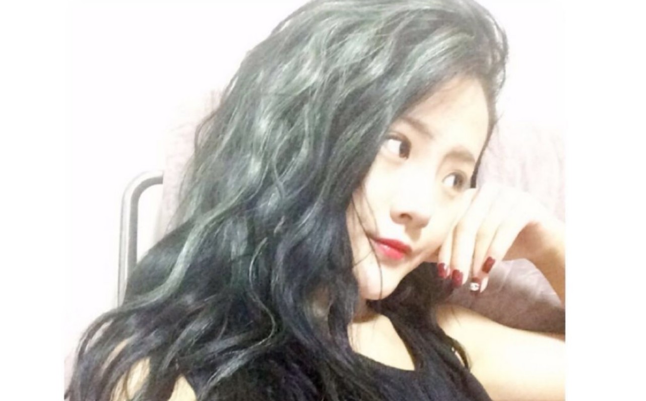 Además de su formación artística, domina tanto el chino mandarín como el inglés, lo que facilitó su participación en una producción internacional.