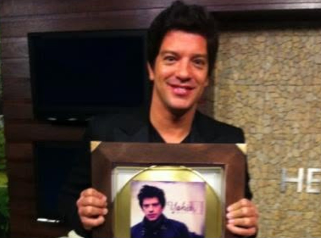 A los 17 años comenzó a trabajar como cantante en bares de Sonora y posteriormente se trasladó a Tijuana para continuar desarrollando su carrera.