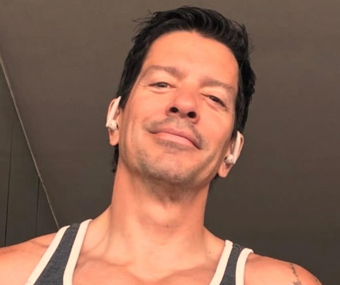 Hasta el momento, el cantante no ha confirmado haberse realizado retoques estéticos ni ha respondido a los rumores.